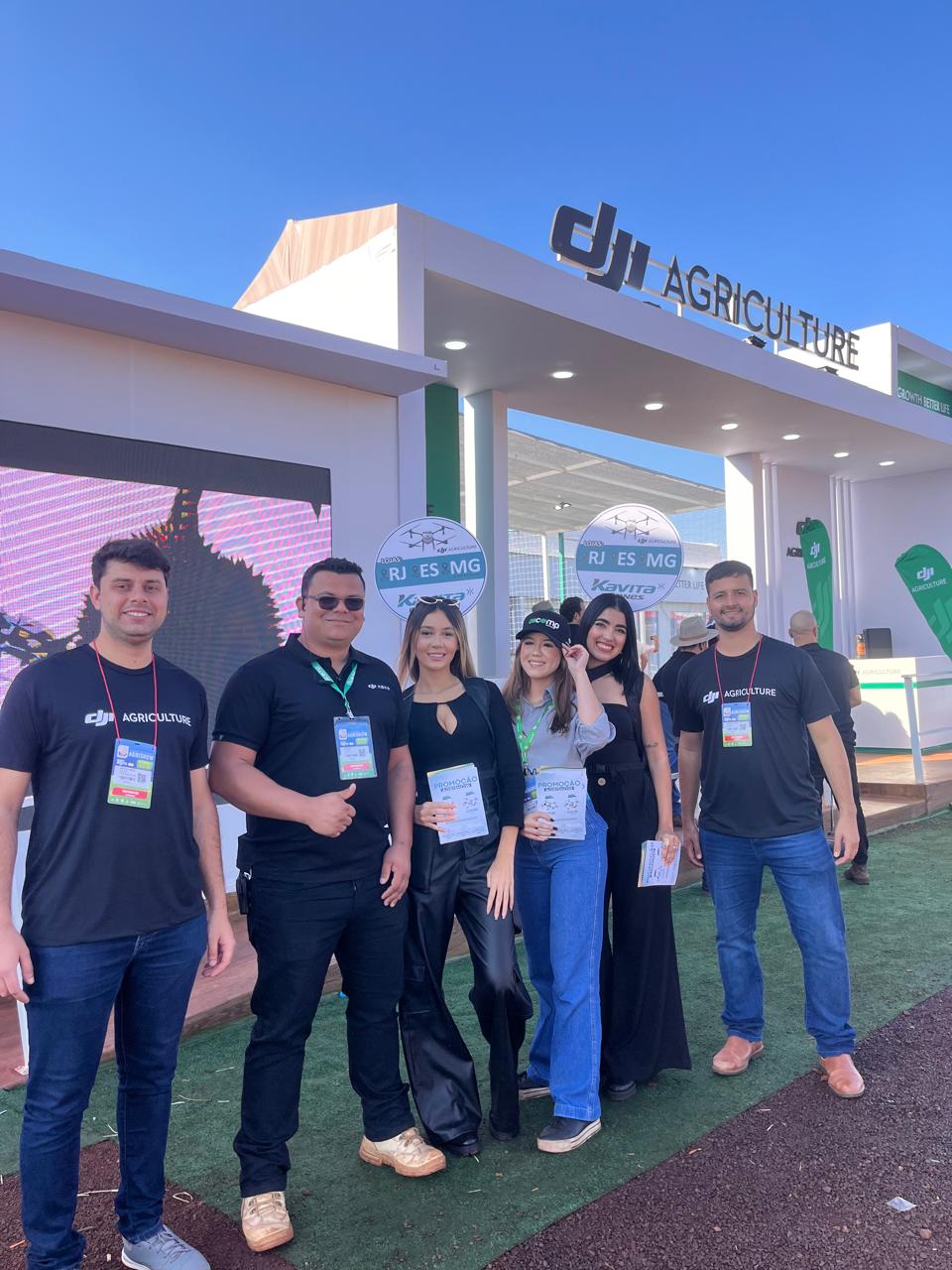 Equipe Kavita Drones no estande DJI Agriculture