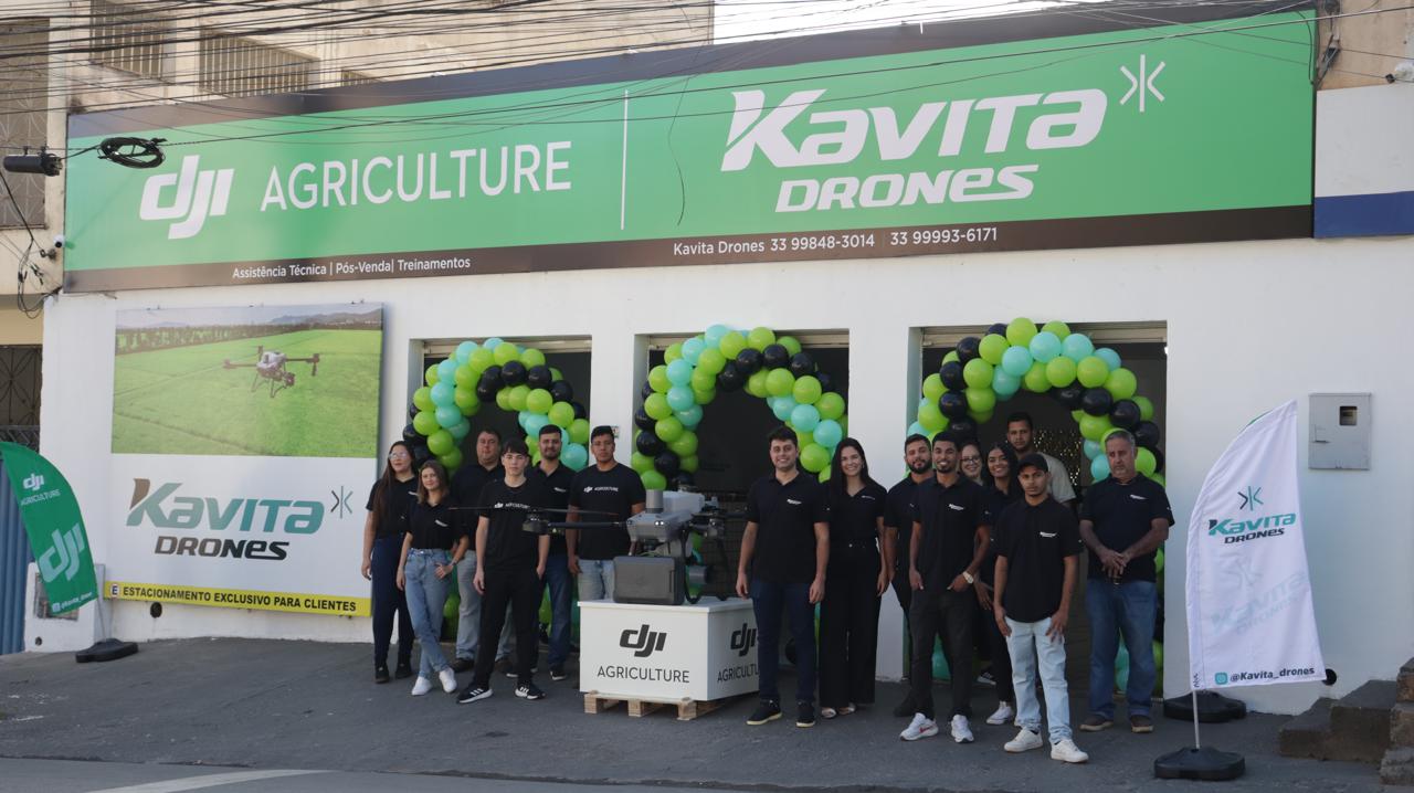 Equipe Kavita Drones na fachada da loja com drone DJI Agras