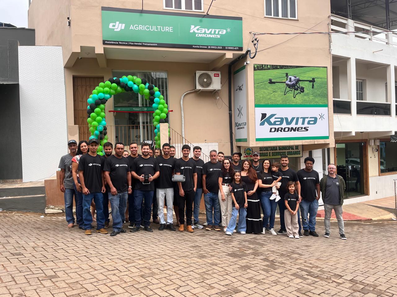 Equipe Kavita Drones reunida em frente à loja